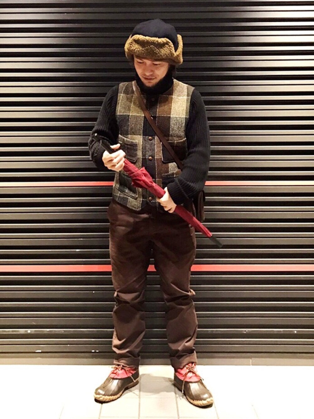 ブラック系のニット/セーター、ベスト、ブラウン系のその他パンツを着用したメンズの秋コーディネートの1枚目の写真