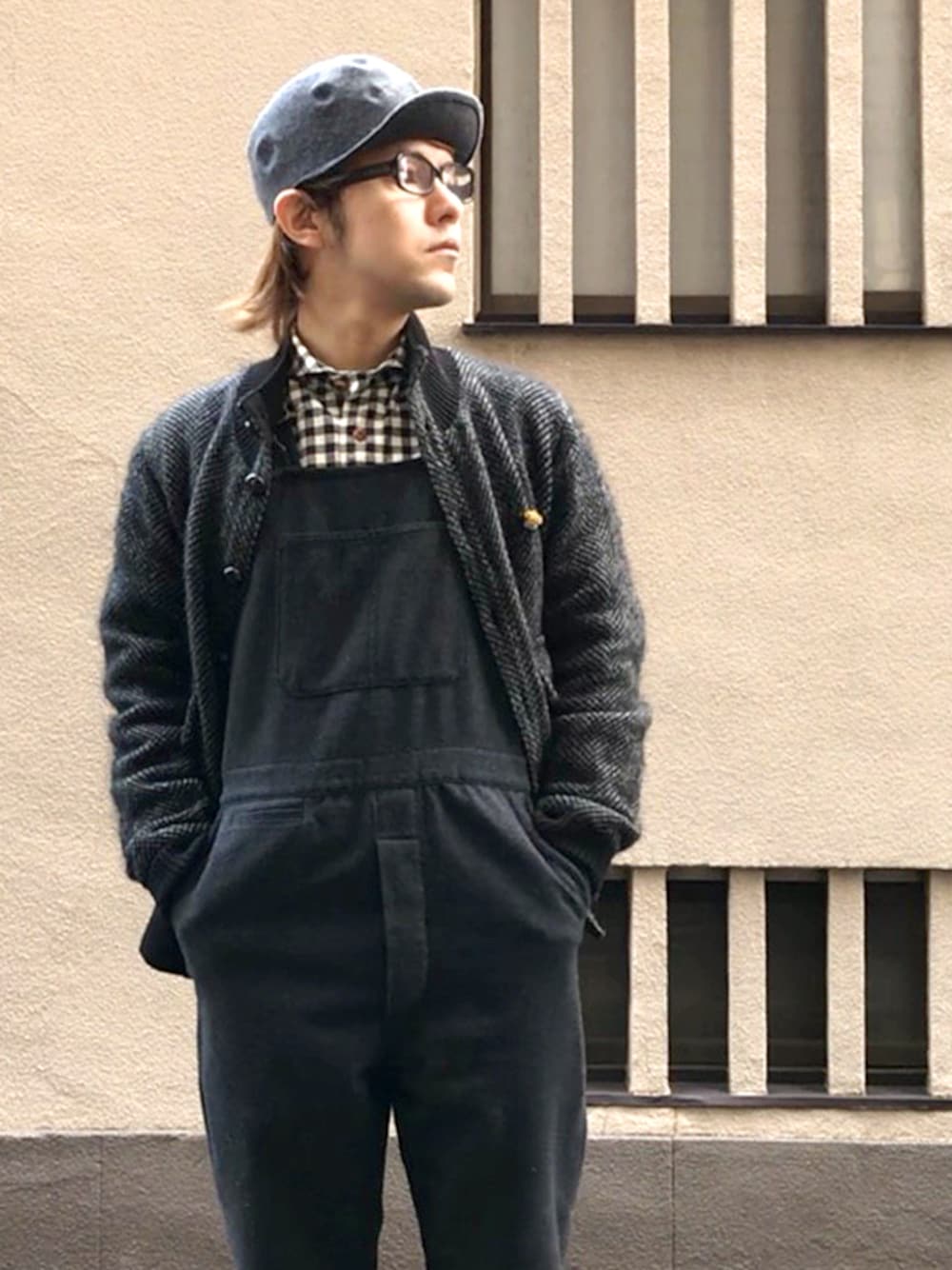 グレー系のサロペット/オーバーオール、グレー系のハット、その他のその他を着用したメンズの冬コーディネートの1枚目の写真