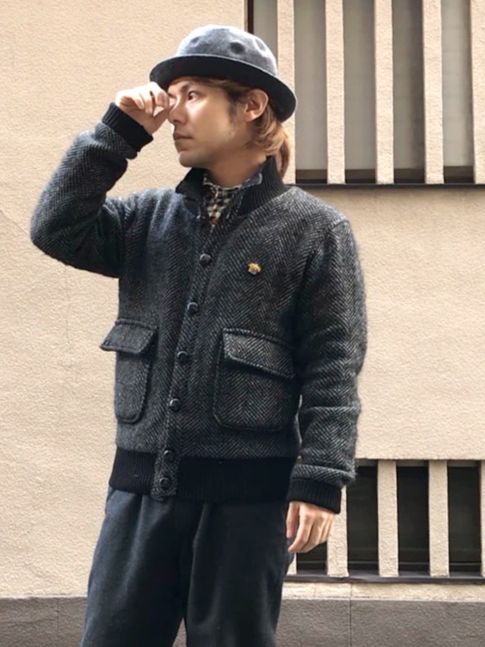 グレー系のサロペット/オーバーオール、グレー系のハット、その他のその他を着用したメンズの冬コーディネートの1枚目の写真