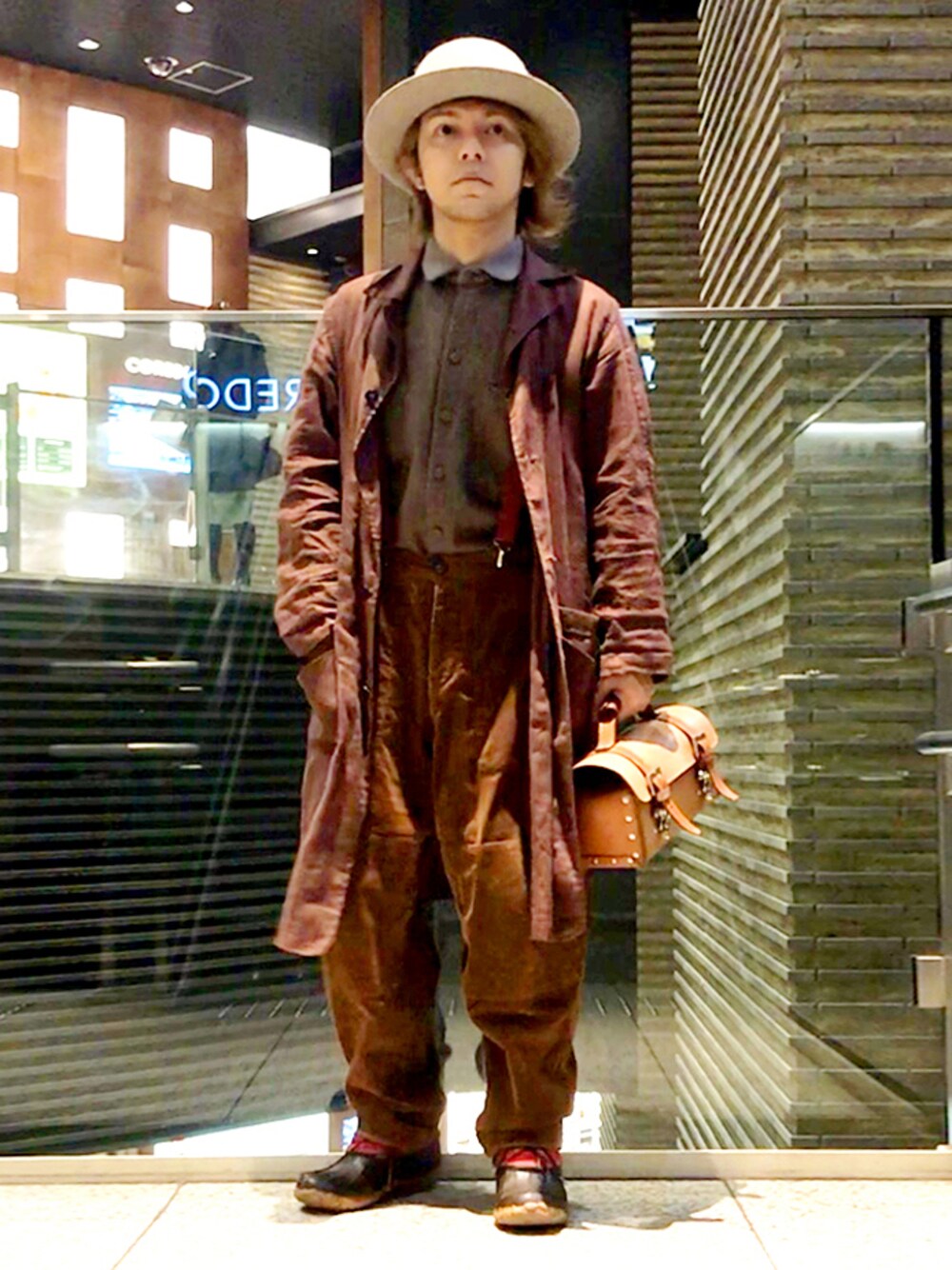 「古着、コート、レッド、サスペンダー、ハット、冬コーデ、コーデュロイパンツ、ブラウン、シャツスタイル、アウターフェス2017」｜「KENT HATのミステリーサークル ライトグレー（ハット、グレー系）」を使った、KENT BREAD HAT さん（メンズ・156cm）の冬コーディネートの1枚目の写真
