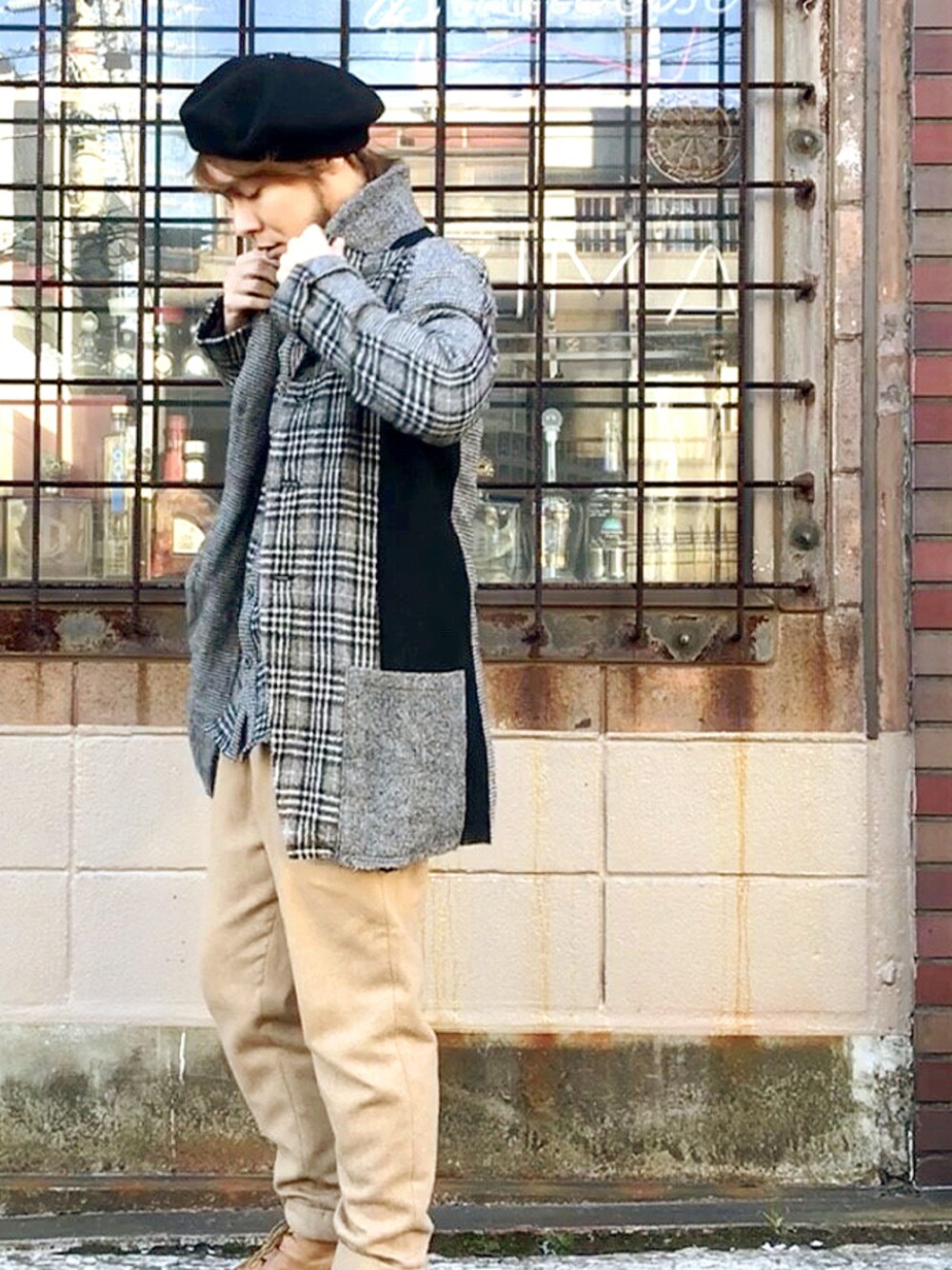 グレー系のその他アウター、グレー系のシャツ/ブラウス、ベージュ系のその他パンツを着用したメンズの冬コーディネートの1枚目の写真