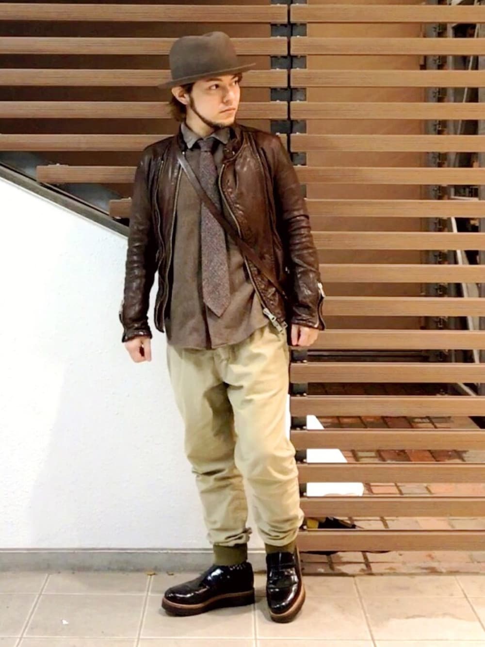 ブラウン系のシャツ/ブラウス、ベージュ系のその他パンツ、ブラウン系のショルダーバッグを着用したメンズの冬コーディネートの1枚目の写真