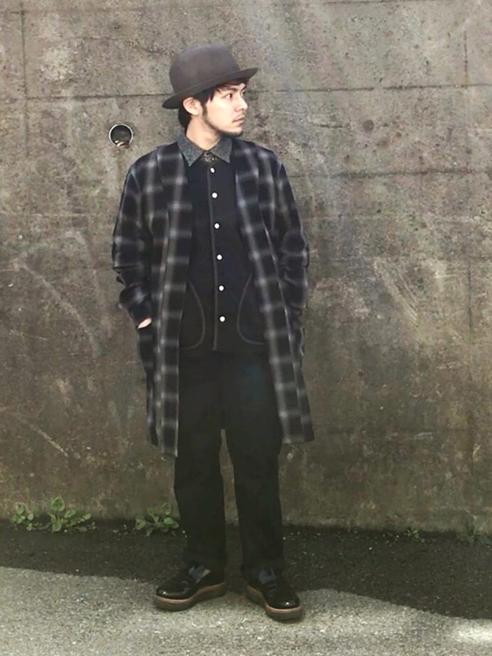 ブラック系のカーディガン/ボレロ、ブラック系のTシャツ/カットソー、グレー系のシャツ/ブラウスを着用したメンズの春コーディネートの1枚目の写真