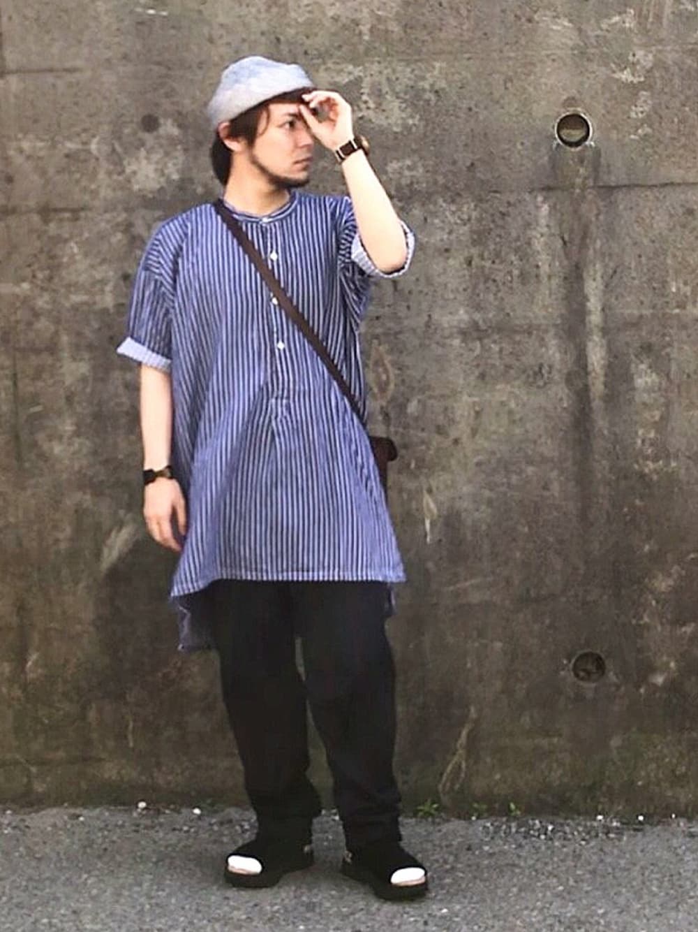 ブルー系のシャツ/ブラウス、レッド系のスラックス、ブラック系のサンダルを着用したメンズの春コーディネートの1枚目の写真