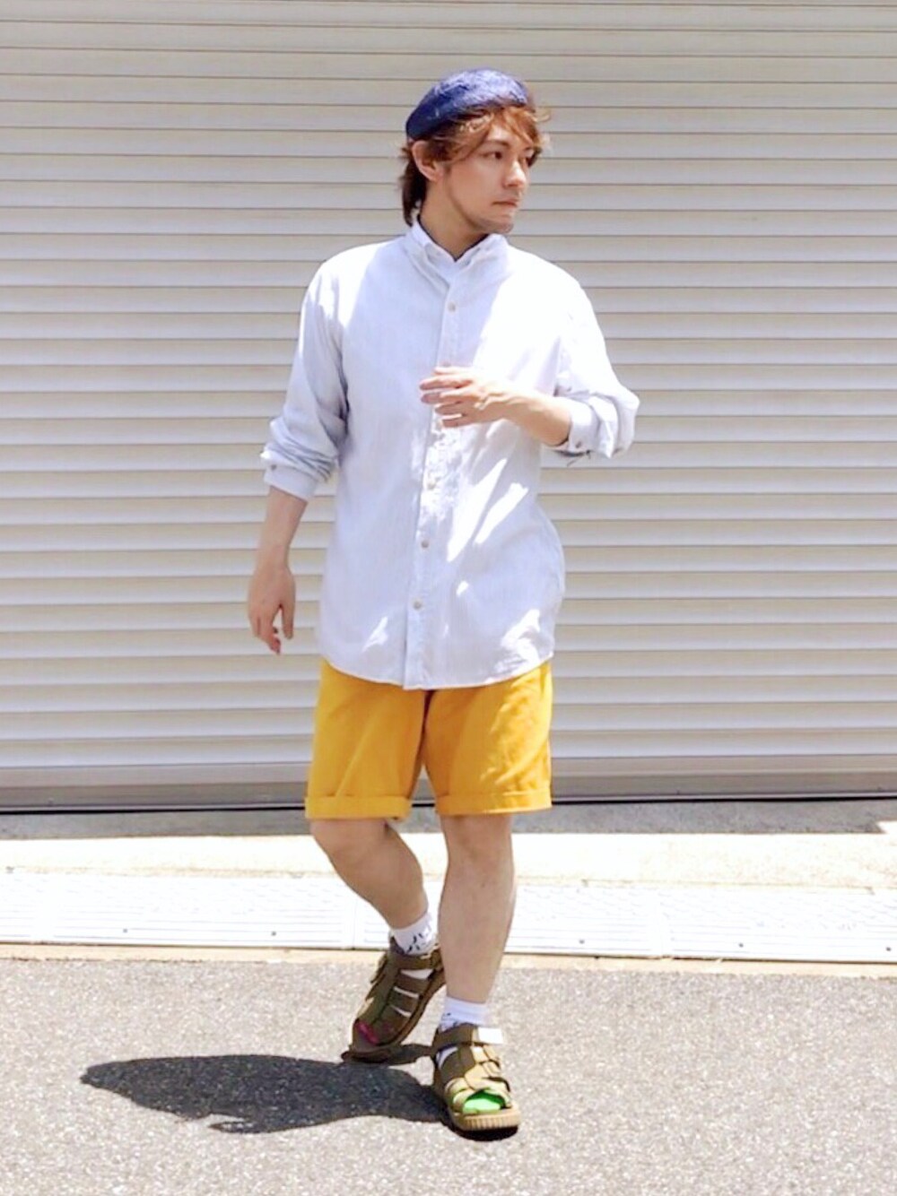 ホワイト系のシャツ/ブラウス、グレー系のシャツ/ブラウス、イエロー系のその他パンツを着用したメンズの春コーディネートの1枚目の写真