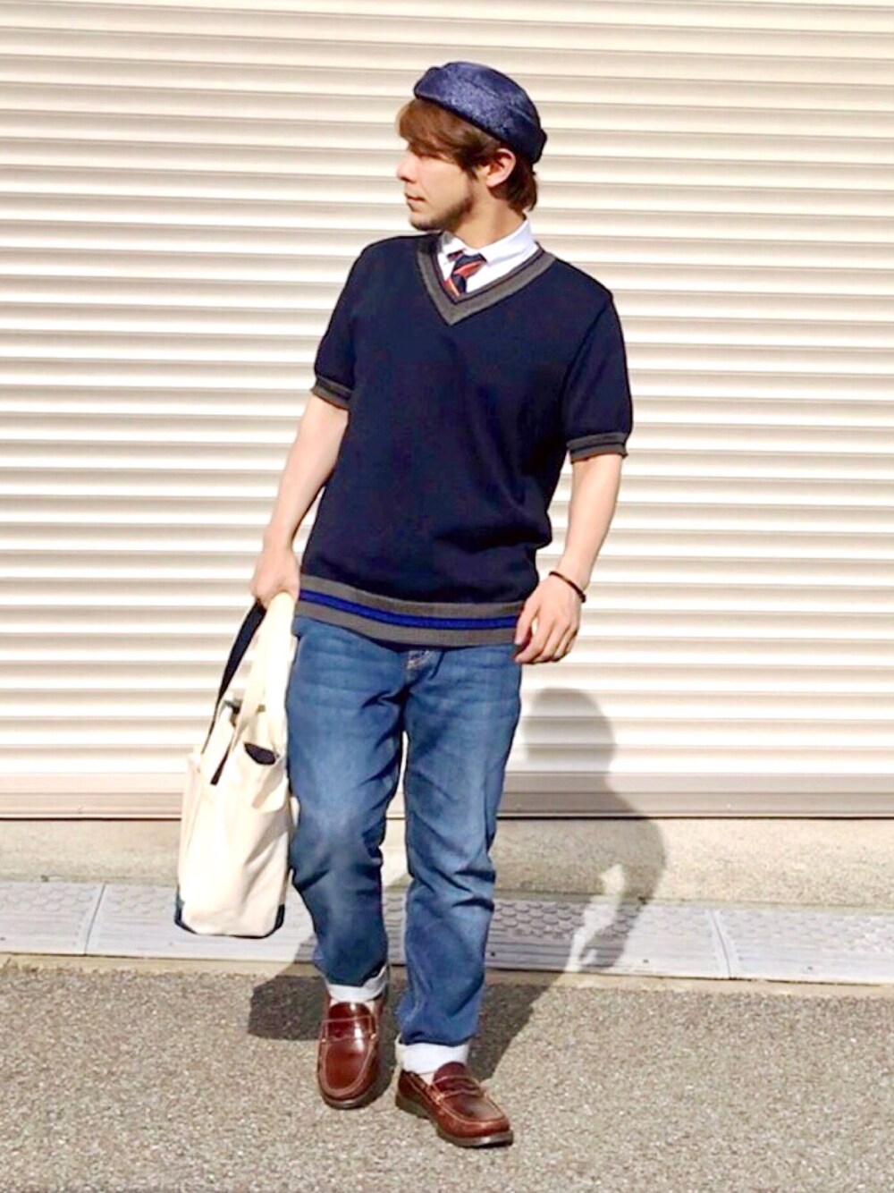 ブルー系のニット/セーター、ホワイト系のシャツ/ブラウス、ブルー系のデニムパンツを着用したメンズの春コーディネートの1枚目の写真