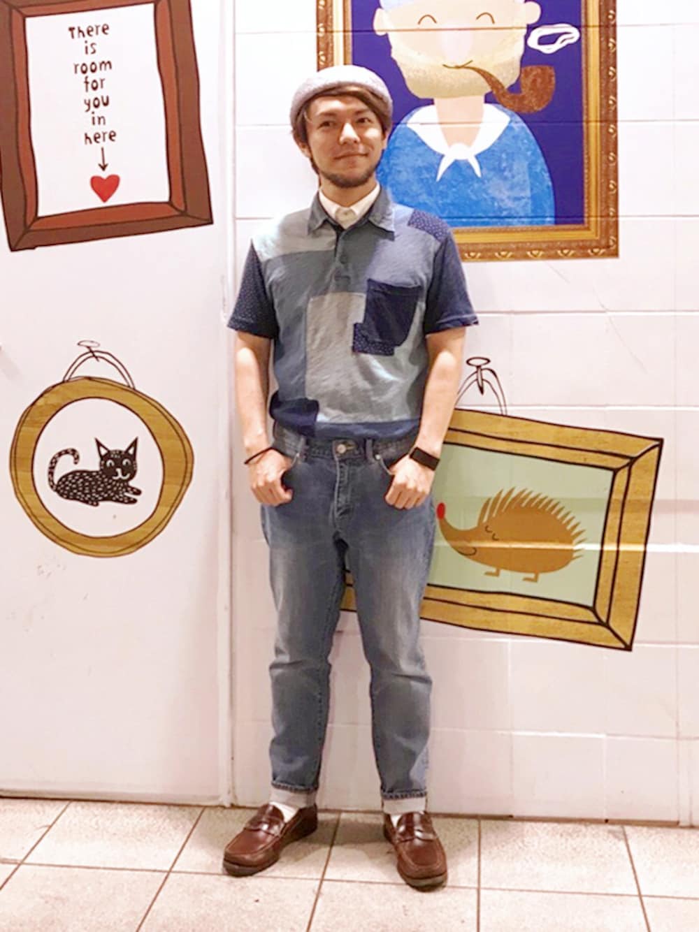 ブルー系のデニムパンツ、ブルー系のポロシャツ、ブラウン系のモカシン/デッキシューズを着用したメンズの夏コーディネートの1枚目の写真