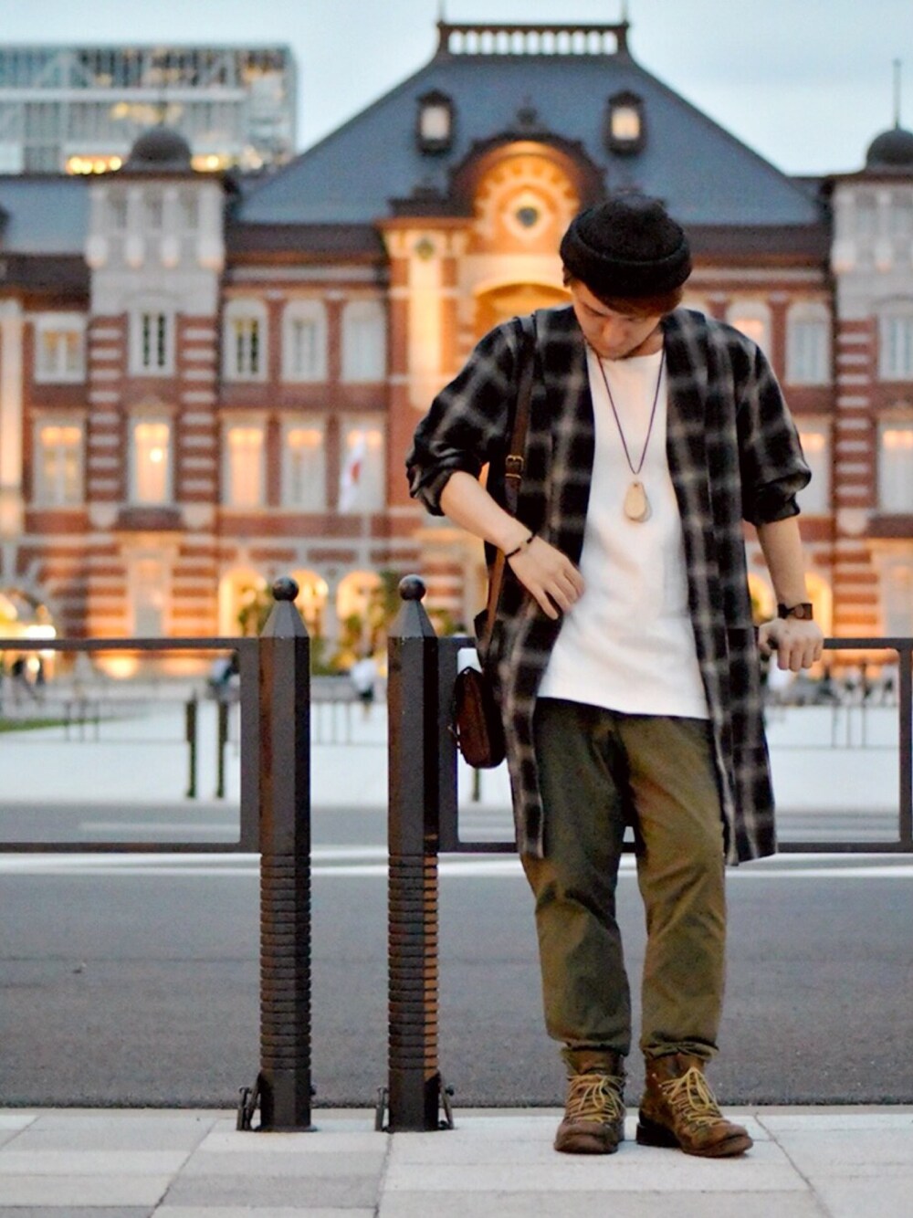 「キャップ、白Tシャツ、シャツカーディガン、ロングカーディガン、ショルダーバッグ、革靴、チェック、カーキ、ブラック、腕まくり」｜「KENT HATのフェイクニットキャップ（キャップ、ブラック系）」を使った、KENT BREAD HAT さん（メンズ・156cm）の夏コーディネートの1枚目の写真
