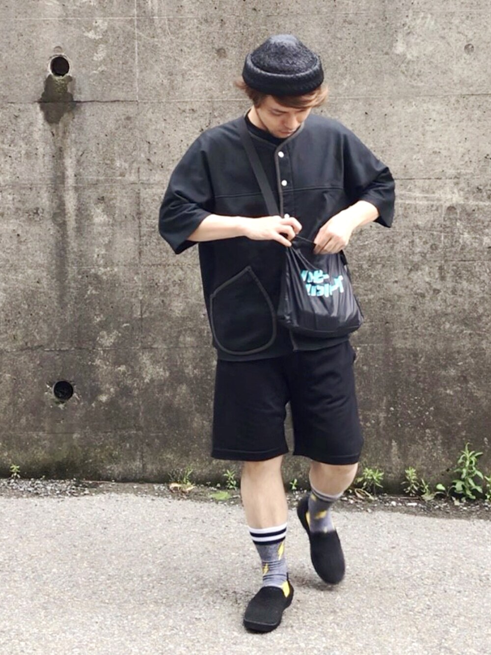 ブラック系のショルダーバッグ、ブラック系のその他パンツ、ブラック系のサンダルを着用したメンズの夏コーディネートの1枚目の写真