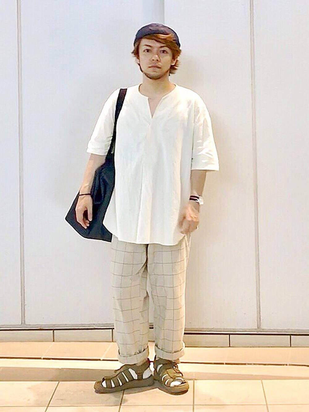 ベージュ系のシャツ/ブラウス、ベージュ系のその他パンツ、イエロー系のサンダルを着用したメンズの夏コーディネートの1枚目の写真