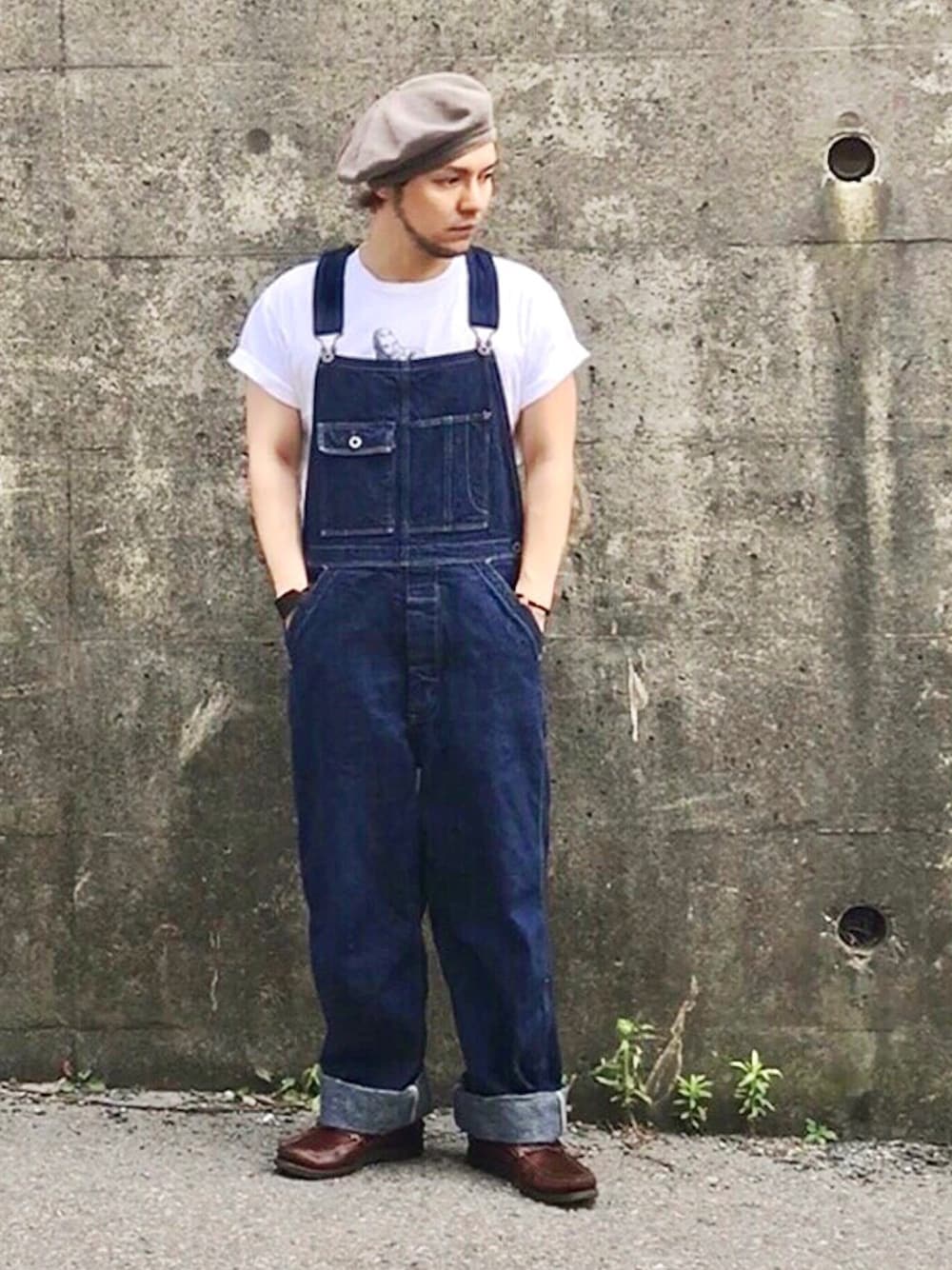 ブルー系のつなぎ/オールインワン、ブラウン系のモカシン/デッキシューズ、ブラウン系のハンチング/ベレー帽を着用したメンズの夏コーディネートの1枚目の写真