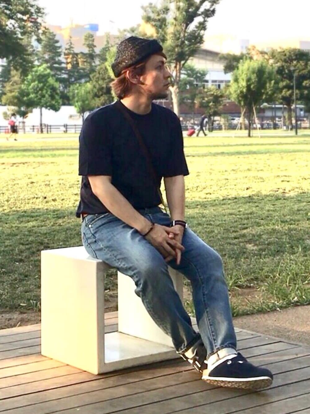 ブルー系のTシャツ/カットソー、ブルー系のデニムパンツ、ブルー系のサンダルを着用したメンズの夏コーディネートの1枚目の写真