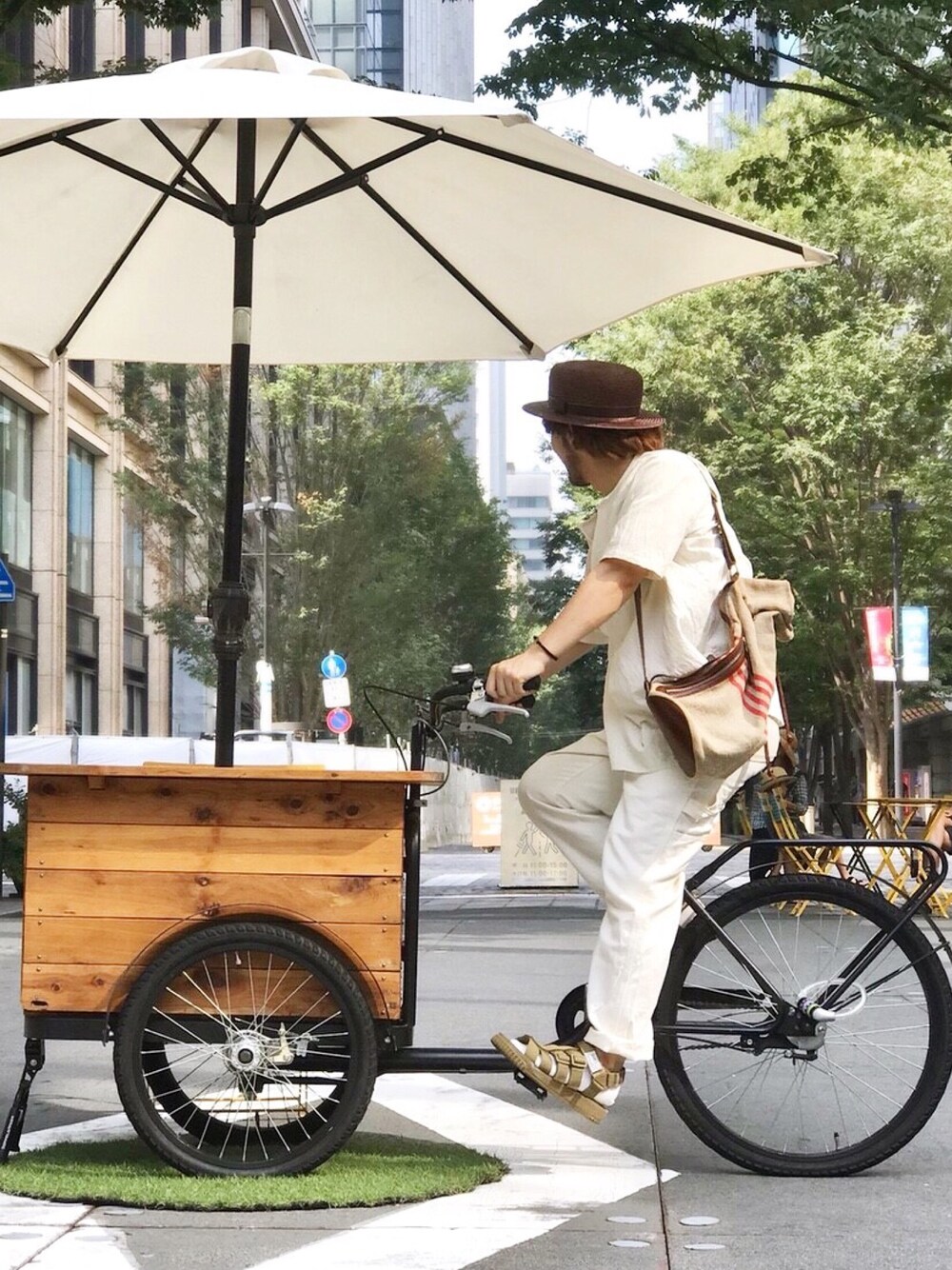 ベージュ系のシャツ/ブラウス、ホワイト系のその他パンツ、イエロー系のサンダルを着用したメンズの夏コーディネートの1枚目の写真