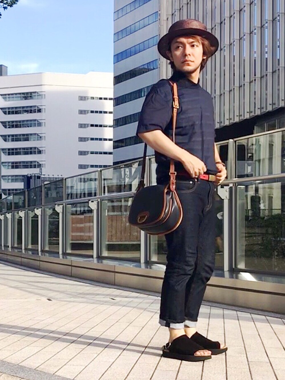 ブルー系のTシャツ/カットソー、ブルー系のデニムパンツ、ブラック系のサンダルを着用したメンズの夏コーディネートの1枚目の写真