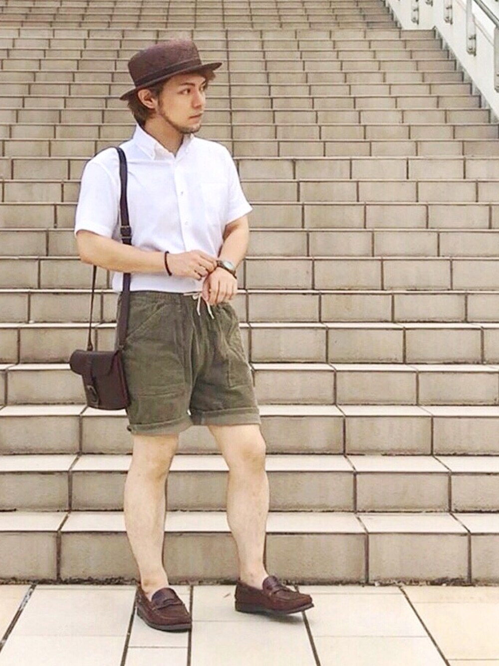 ホワイト系のシャツ/ブラウス、グリーン系のその他パンツ、ブラウン系のモカシン/デッキシューズを着用したメンズの夏コーディネートの1枚目の写真