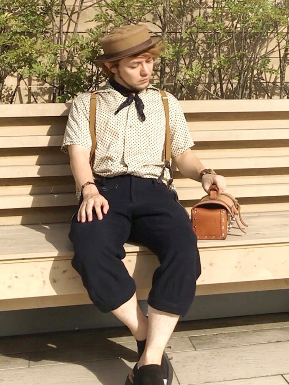 ベージュ系のシャツ/ブラウス、ブラック系のサンダル、ブラウン系のハンドバッグを着用したメンズの夏コーディネートの1枚目の写真