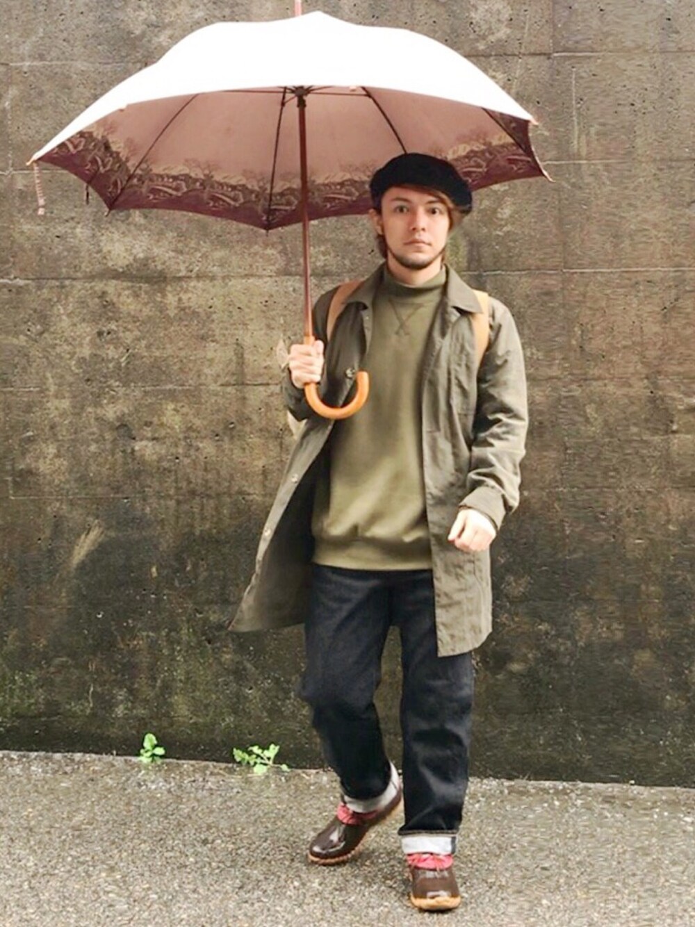 「秋のブラウンスタイル、秋コーデ、秋のコーデ、雨の日コーデ、傘、リュック、デニム、モックネック、プチプラ、ベレー帽」｜「ZOZOのストレートデニムパンツ（パターンオーダー）／ワンウォッシュ［MEN］（デニムパンツ、ブルー系）」を使った、KENT BREAD HAT さん（メンズ・156cm）の秋コーディネートの1枚目の写真