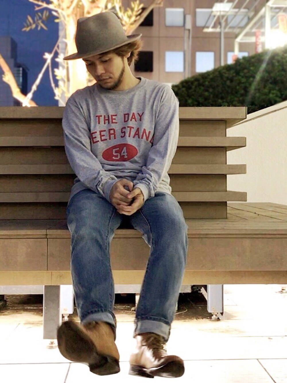グレー系のTシャツ/カットソー、ブルー系のデニムパンツ、ベージュ系のその他シューズを着用したメンズの秋コーディネートの1枚目の写真