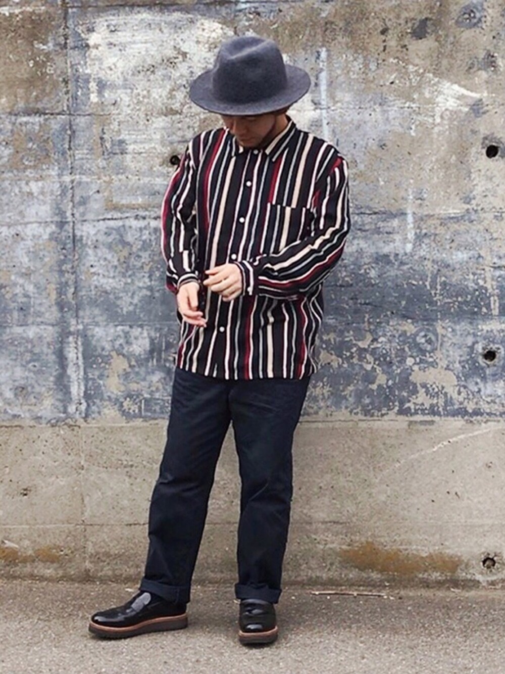 ブラック系のシャツ/ブラウス、ブルー系のその他パンツ、ブラック系のドレスシューズを着用したメンズの秋コーディネートの1枚目の写真