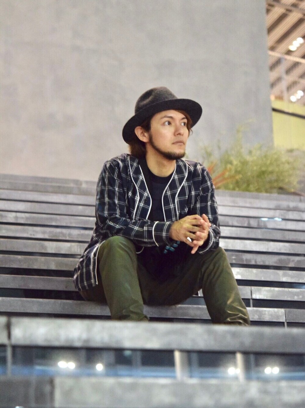 その他のシャツ/ブラウス、グリーン系のその他パンツ、ブラック系のショルダーバッグを着用したメンズの秋コーディネートの1枚目の写真