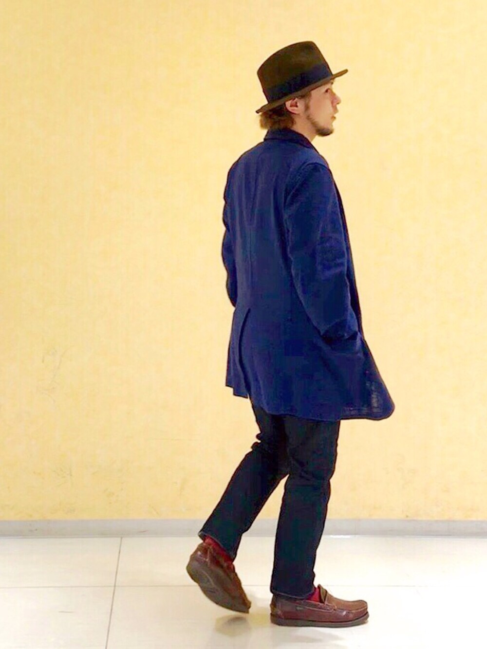 ブルー系のデニムパンツ、ブラウン系のモカシン/デッキシューズ、ブラウン系のハットを着用したメンズの秋コーディネートの1枚目の写真