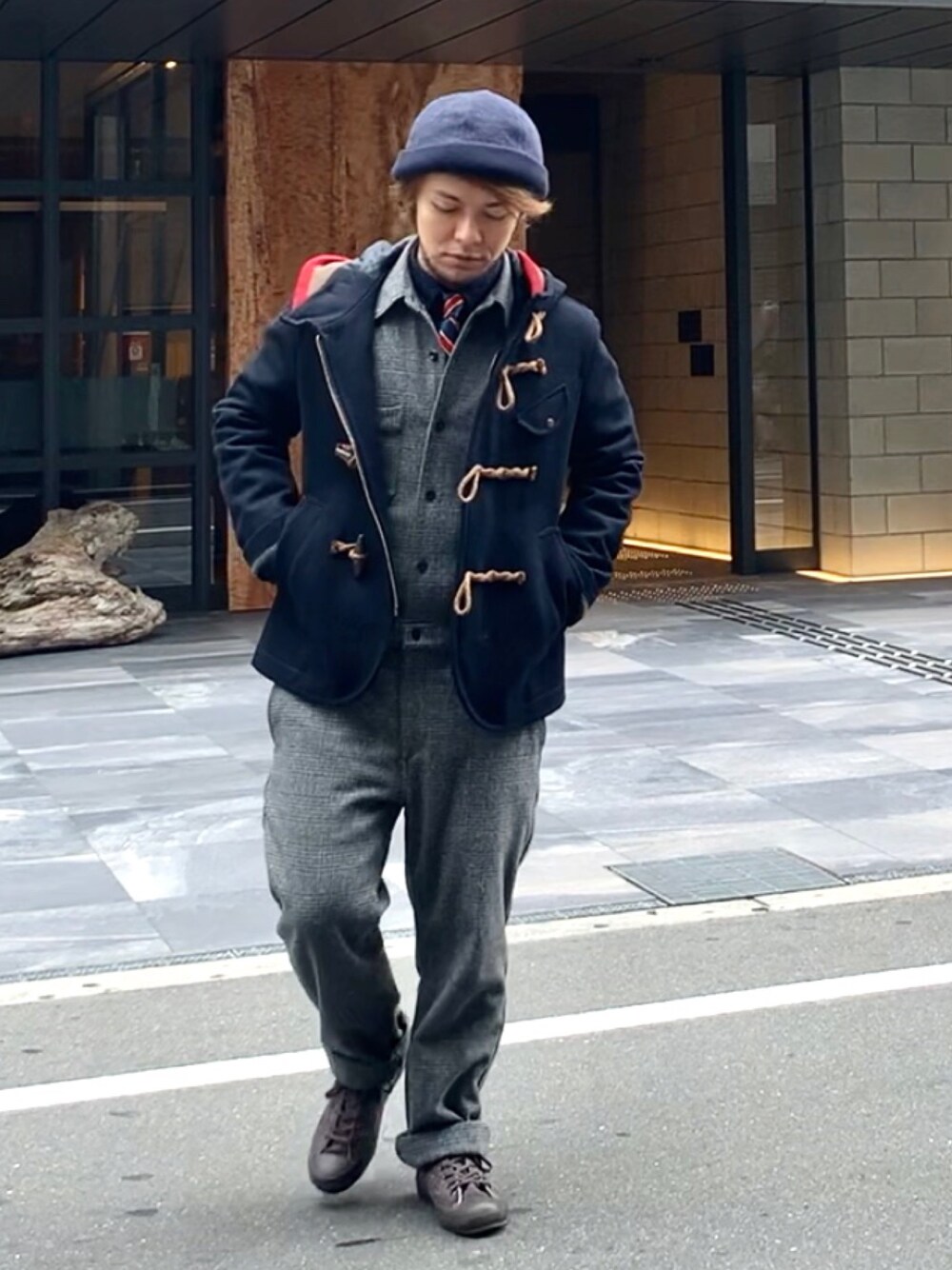 ブラック系のつなぎ/オールインワン、ブルー系のシャツ/ブラウス、ブラウン系のスニーカーを着用したメンズの冬コーディネートの1枚目の写真