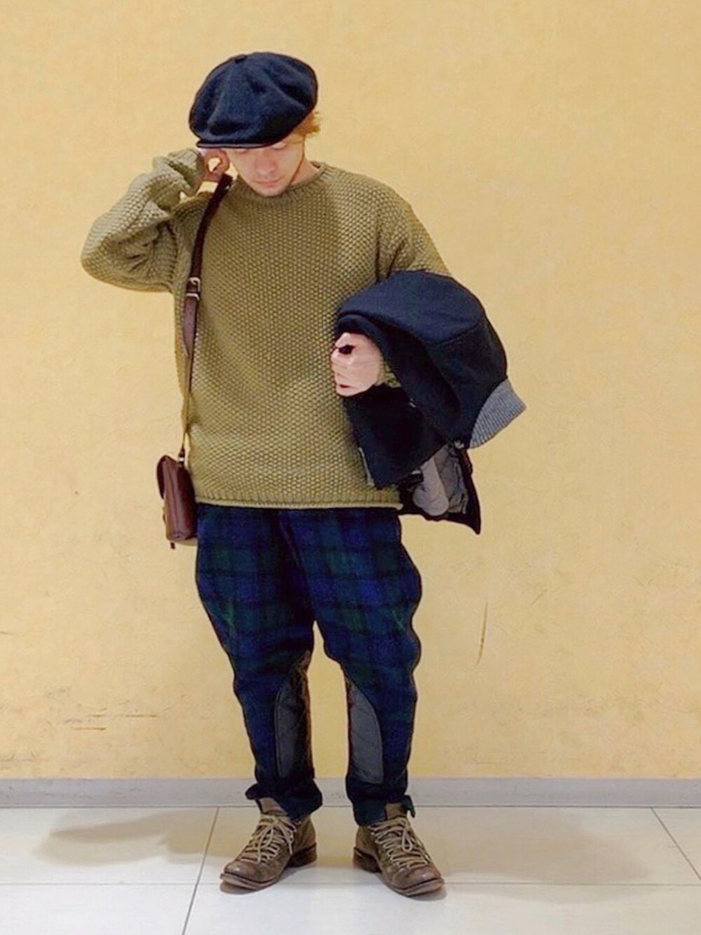 グリーン系のニット/セーター、グリーン系のその他パンツ、ブラウン系のショルダーバッグを着用したメンズの冬コーディネートの1枚目の写真