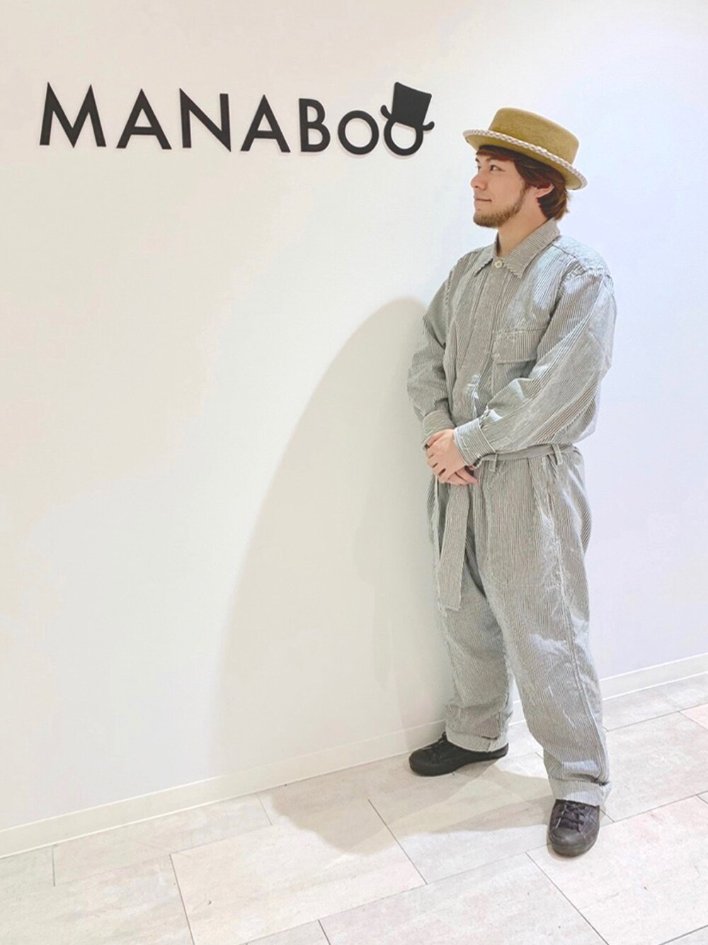 ホワイト系のつなぎ/オールインワン、ブラウン系のスニーカー、ホワイト系のその他アンダーウェア/インナーを着用したメンズの冬コーディネートの1枚目の写真