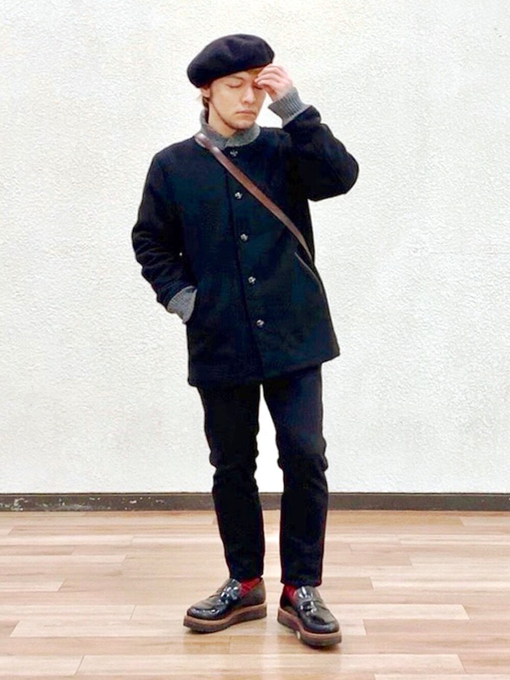 ブラック系のブルゾン、ブラック系のデニムパンツ、ブラック系のドレスシューズを着用したメンズの冬コーディネートの1枚目の写真