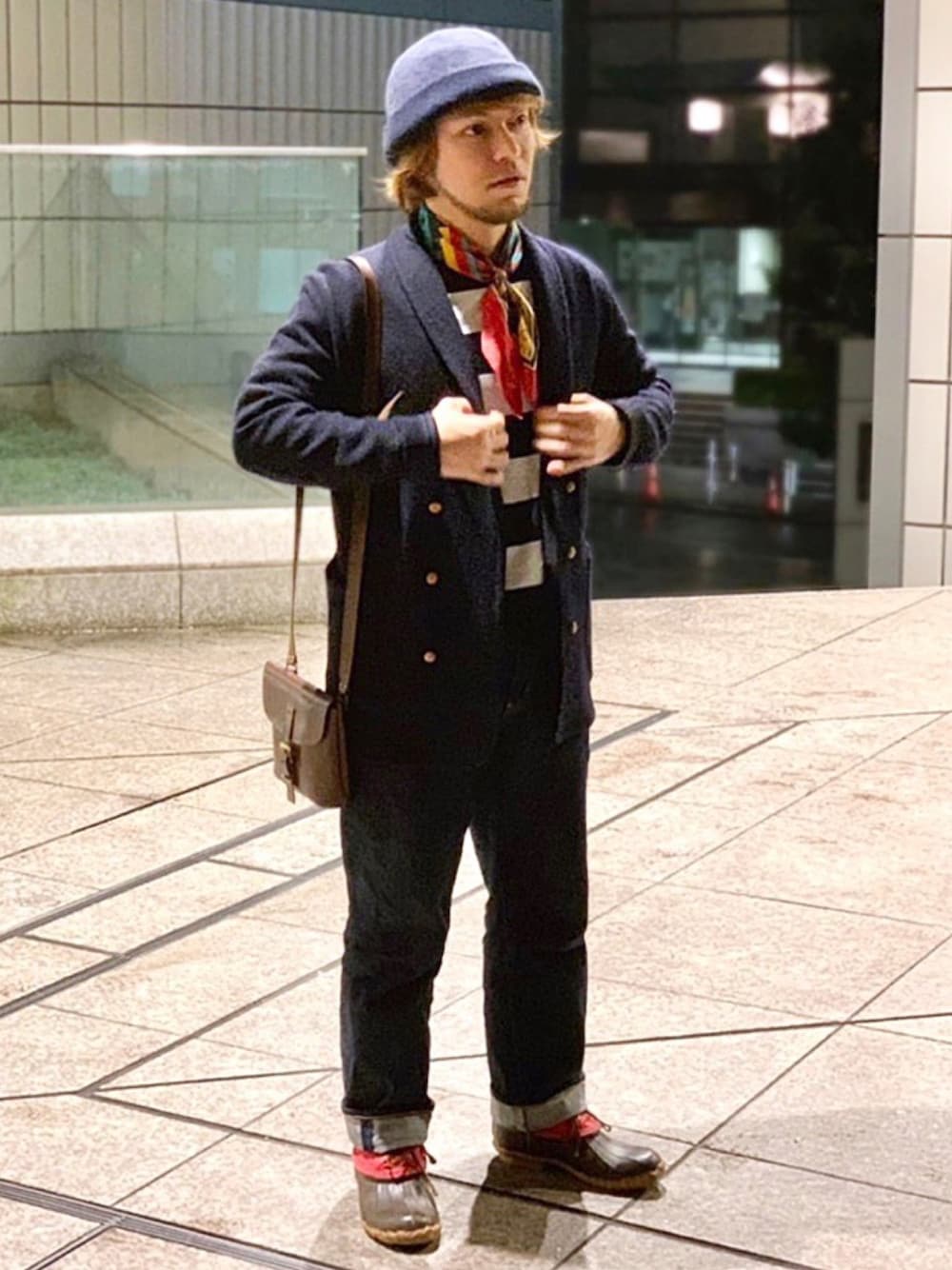 ホワイト系のTシャツ/カットソー、ブルー系のデニムパンツ、レッド系のその他シューズを着用したメンズの春コーディネートの1枚目の写真