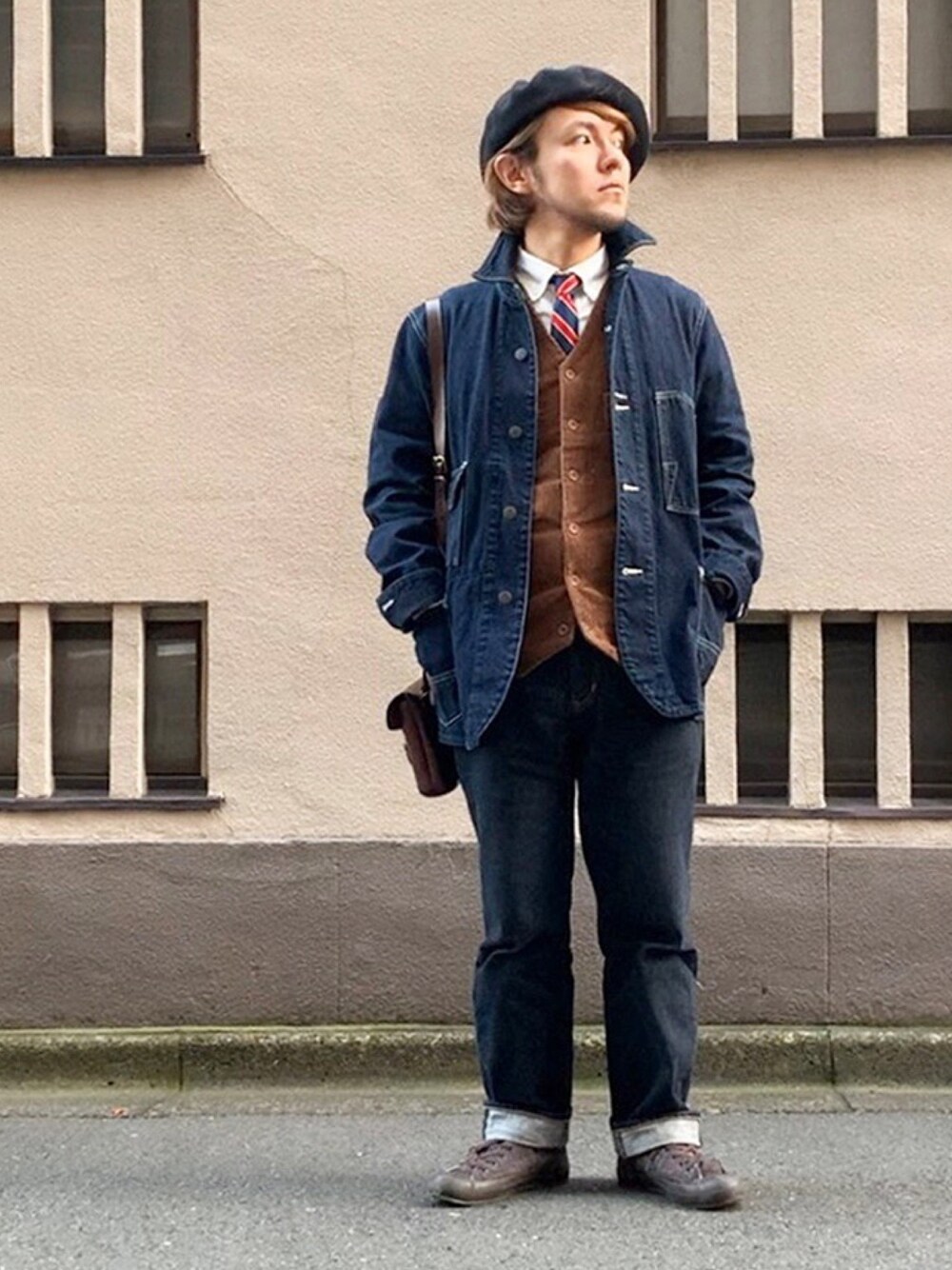 ブルー系のカバーオール、ホワイト系のシャツ/ブラウス、ブルー系のデニムパンツを着用したメンズの春コーディネートの1枚目の写真