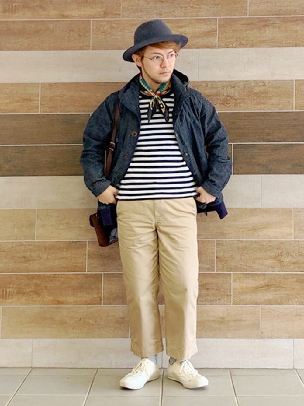 ホワイト系のTシャツ/カットソー、ベージュ系のチノパンツ、ブラウン系のショルダーバッグを着用したメンズの春コーディネートの1枚目の写真