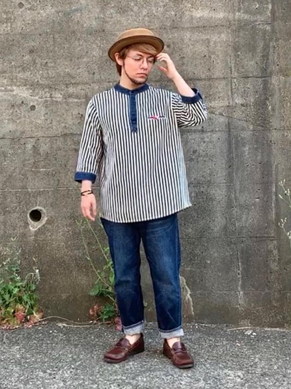 ブルー系のシャツ/ブラウス、ブルー系のデニムパンツ、ブラウン系のモカシン/デッキシューズを着用したメンズの春コーディネートの1枚目の写真