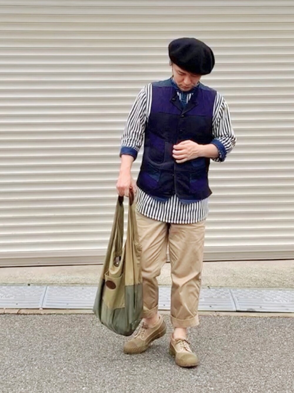 ブルー系のシャツ/ブラウス、ブルー系のベスト、ベージュ系のチノパンツを着用したメンズの夏コーディネートの1枚目の写真