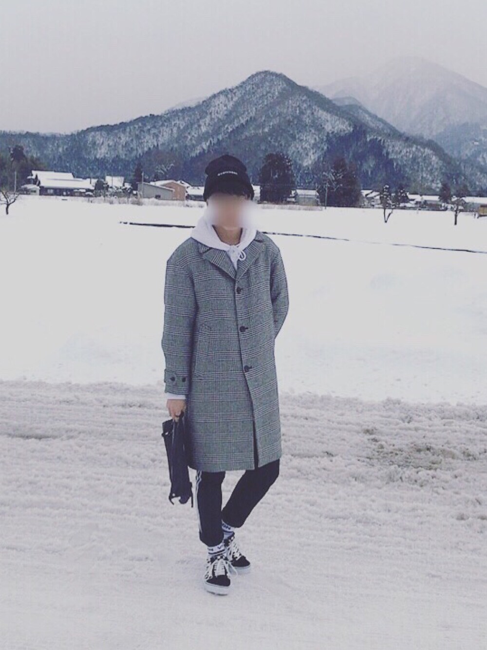 「GUのアイテム（チェスターコート、ブラック系）」を使った、織田 魁人(おた かいと)さん（メンズ・178cm）の秋コーディネートの1枚目の写真
