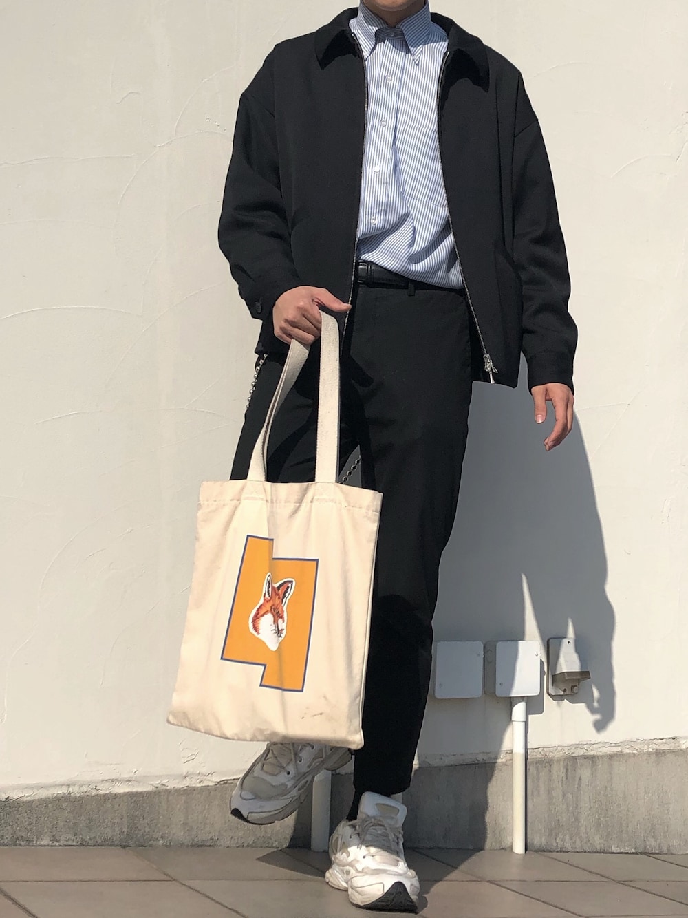 「韓国ファッション、韓国ブランド、韓国スタイル、韓国系、スイングトップ、ストライプシャツ、スラックス、ウォレットチェーン、ダッドスニーカー、MAISON KITSUNE」｜「usedのアイテム（シャツ/ブラウス、ブルー系）」を使った、hさん（メンズ・175cm）の冬コーディネートの1枚目の写真