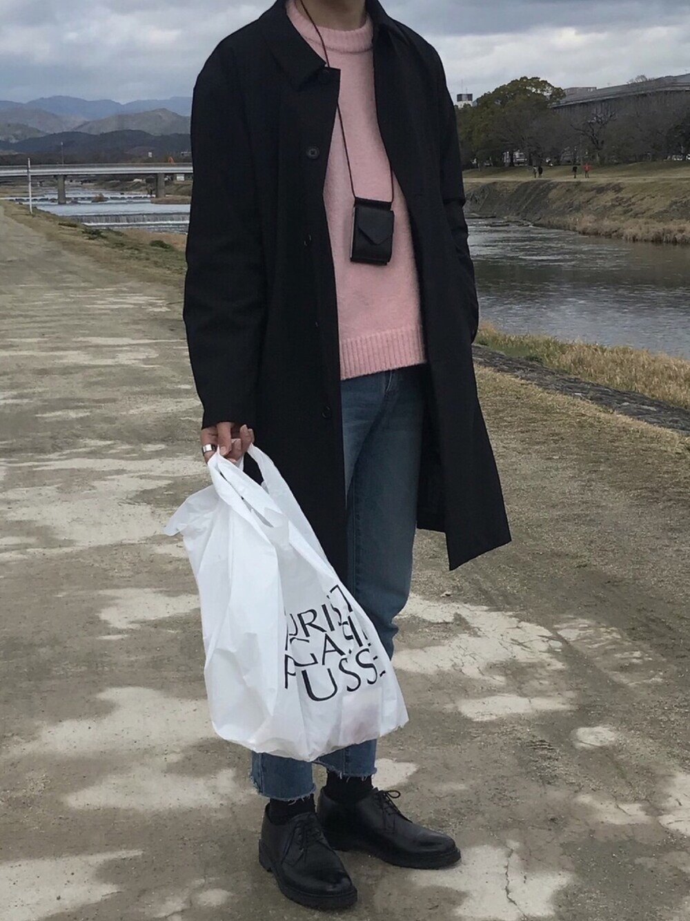 「韓国、韓国ファッション、韓国ブランド、ピンクニット、カットオフデニム、ステンカラーコート、革靴、ドレスシューズ、シンプルコーデ、パステル映える春」｜「STUDIOUSのアイテム（ドレスシューズ、ブラック系）」を使った、hさん（メンズ・175cm）の春コーディネートの1枚目の写真