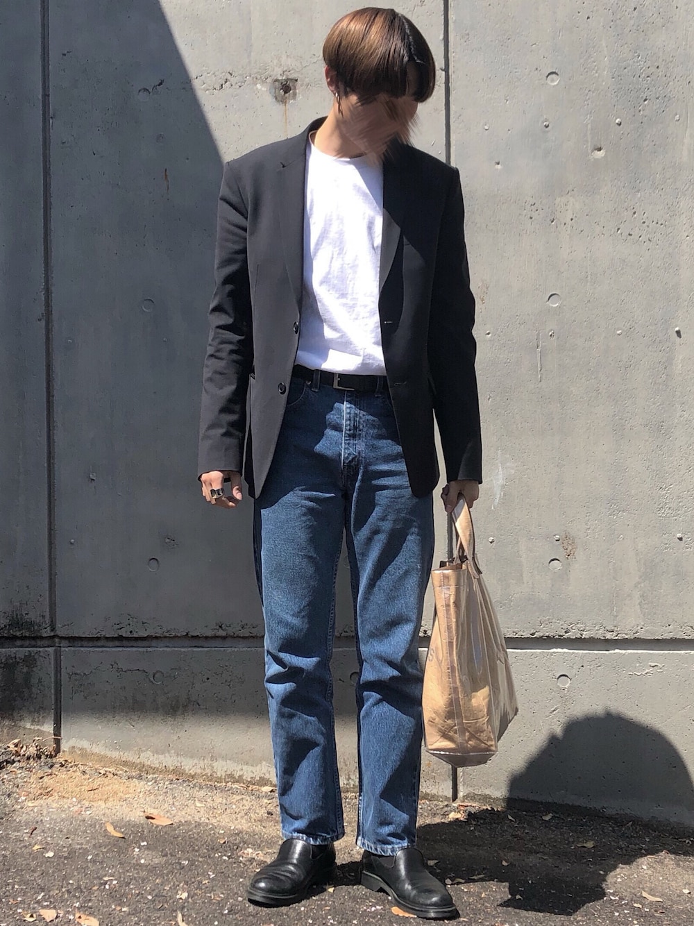 「平成最後のWEARISTAセンバツ、韓国ファッション、韓国ブランド、ストレートデニム、ジャケット、白Tシャツ、スリッポン、革靴、pvcバッグ、シンプル」｜「STUDIOUSのアイテム（ドレスシューズ、ブラック系）」を使った、hさん（メンズ・175cm）の春コーディネートの1枚目の写真