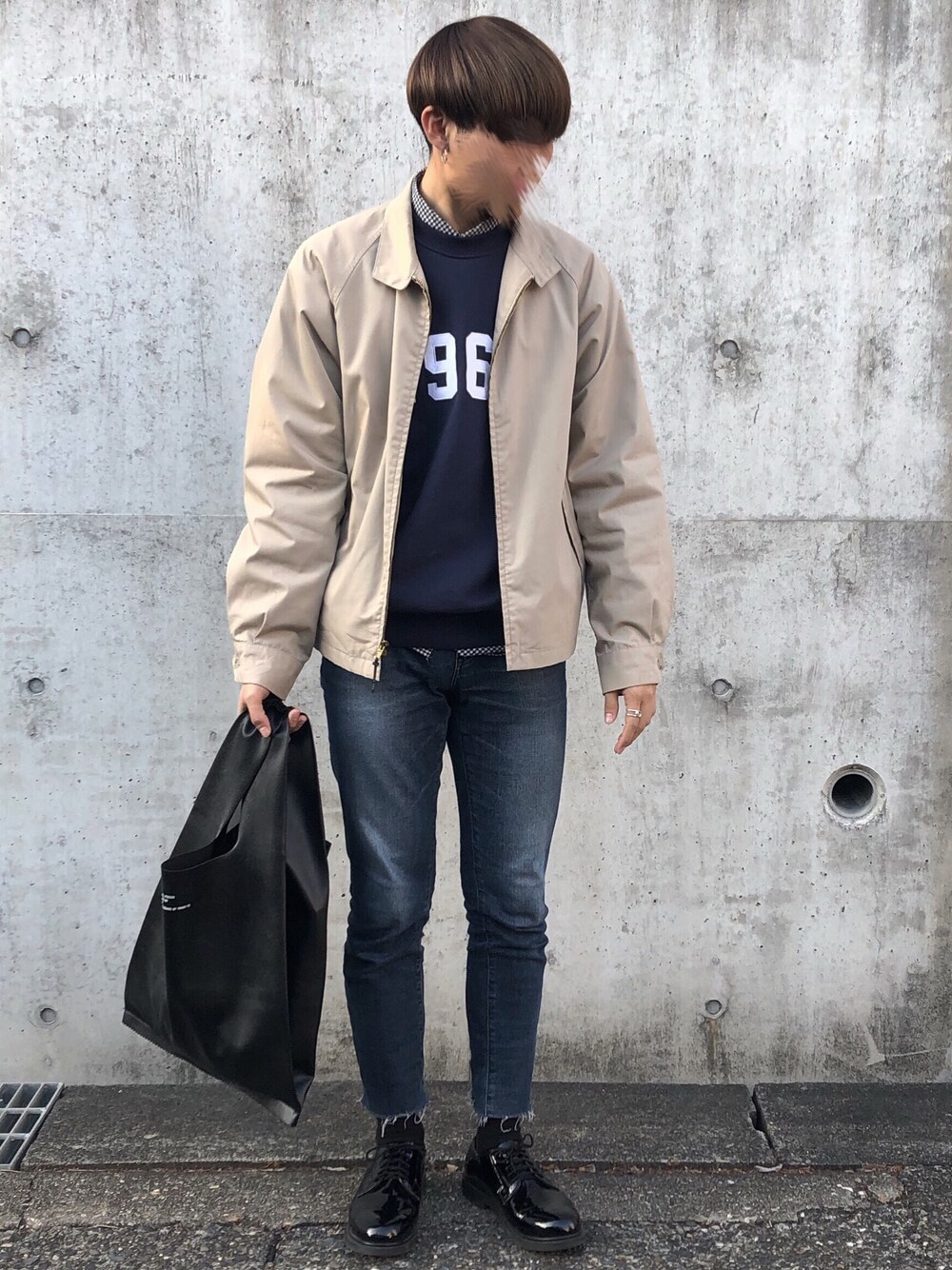 「平成最後のWEARISTAセンバツ、韓国ファッション、韓国ブランド、ベージュジャケット、ギンガムチェック、紺スウェット、カットオフデニム、レザートート、きれいめカジュアル、シンプルコーデ」｜「GuranisutaのGuranisuta/グラニスタ/POLICEMAN SHOES（ドレスシューズ、ブラック系）」を使った、hさん（メンズ・175cm）の春コーディネートの1枚目の写真