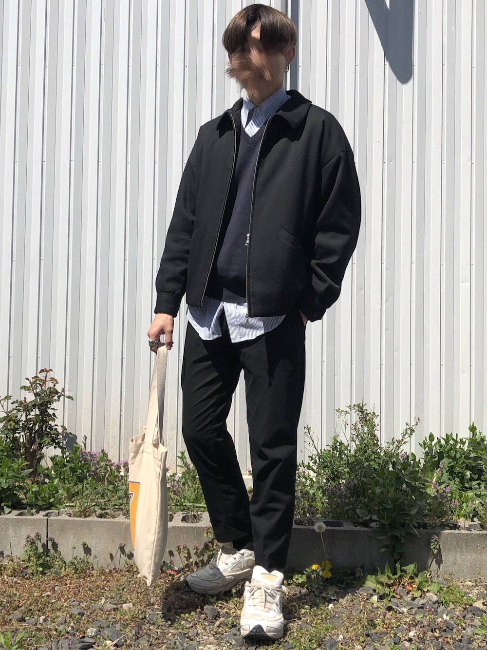 「平成最後のWEARISTAセンバツ、春、シンプルコーデ、韓国ファッション、韓国ブランド、スイングトップ、スラックス、ストライプシャツ、ニットベスト、はるコーデ」｜「RAF SIMONSのアイテム（スニーカー、ホワイト系）」を使った、hさん（メンズ・175cm）の春コーディネートの1枚目の写真