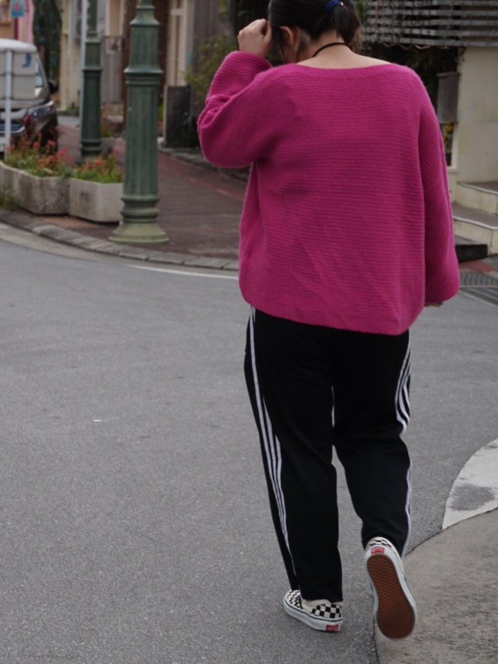 「ラインパンツ、ピンクニット、GU、adidas、ジャージ、VANS、チェッカーフラッグ、ポニーテール、チョーカー、オキナワ」｜「VANSのレディース バンズ スリッポン ライトプラス チェッカーフラッグ VANS Slip-On Lite Plus VN0004PEIB8（スニーカー、ホワイト系）」を使った、マさん（レディース・154cm）の春コーディネートの1枚目の写真