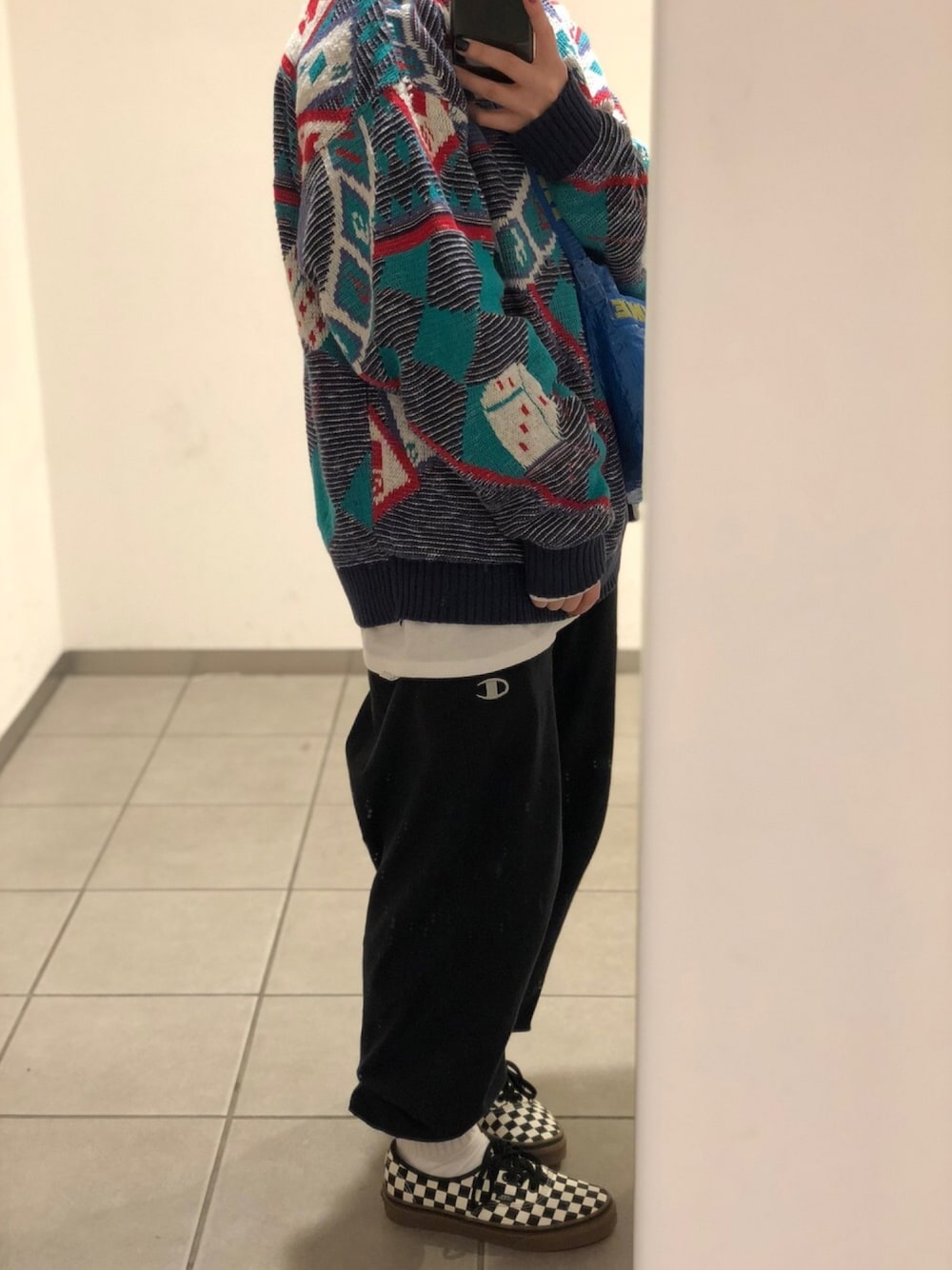 「used、古着、柄ニット、Champion、黒パンツ、VANS、チェッカーフラッグ、ガムソール、ベレー帽、ストリート服が好き」｜「VANSのアイテム（スニーカー、ホワイト系）」を使った、マさん（レディース・154cm）の冬コーディネートの1枚目の写真