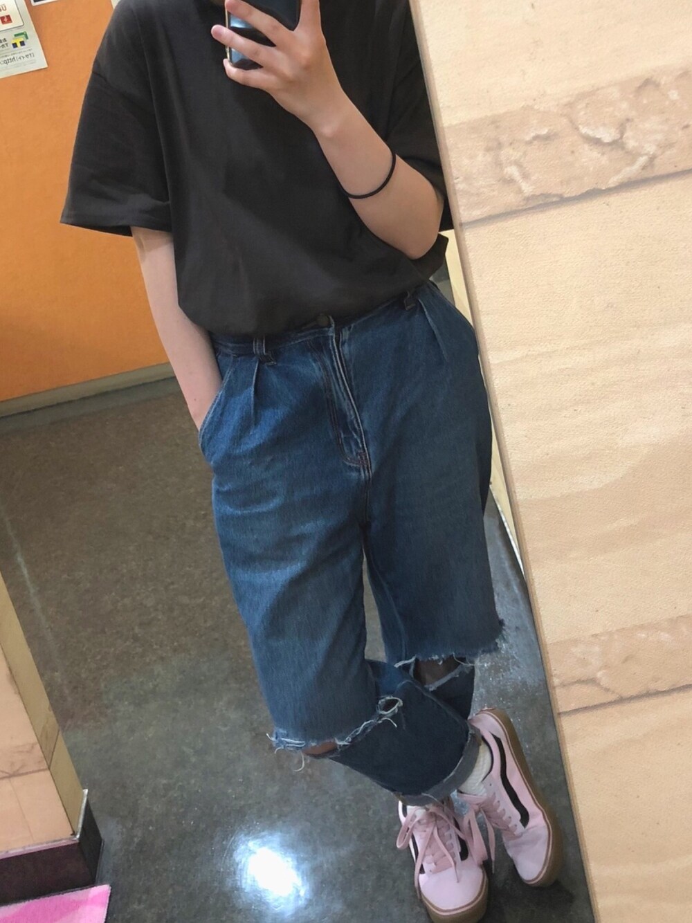 「シンプル、Tシャツ、ブラウン、GU、ドンキホーテ、VANS、oldskool、リメイク、ダメージデニムパンツ、ストリート服が好き」｜「VANSのVANS ヴァンズ OLD SKOOL DX オールドスクール DX V36CL+ PINK/BLACK/GUM（スニーカー、ピンク系）」を使った、マさん（レディース・154cm）の春コーディネートの1枚目の写真