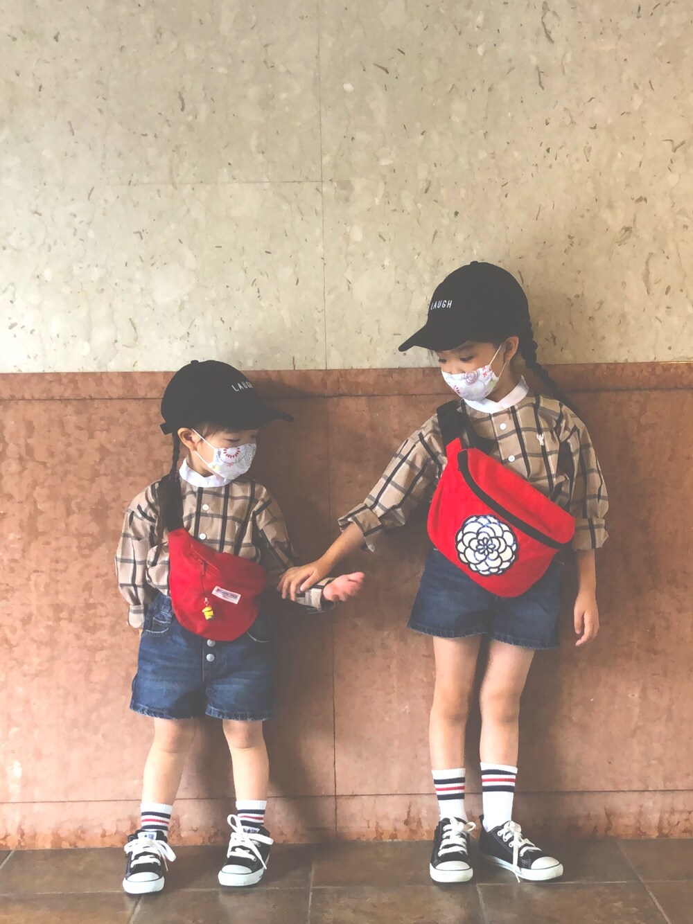 「女の子コーデ、姉妹コーデ、姉妹オソロ、coen、coen kids、GUコーデ、DAISOキャップ、DAISO、リンクコーデ、ラブアンドピース2020」｜「coenの【セレモニー対応・coen キッズ / ジュニア】ウィンドーペーンクレリックシャツ/バンドカラーシャツ（シャツ/ブラウス、ベージュ系）」を使った、hiyokuruさん（キッズ・110cm）の秋コーディネートの1枚目の写真