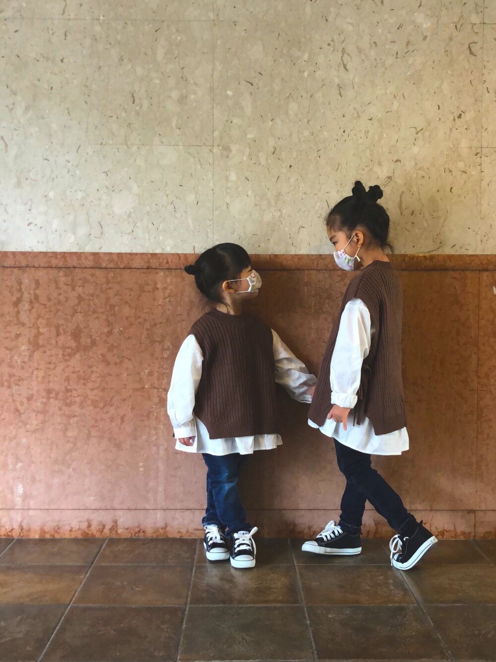 「キッズコーデ、秋冬コーデ、devirock、姉妹コーデ、姉妹オソロ、姉妹、6歳女の子、３歳女の子、converse、GUデニム」｜「devirockのニットベスト＆長袖シャツセット（シャツ/ブラウス、ブラウン系）」を使った、hiyokuruさん（キッズ・110cm）の冬コーディネートの1枚目の写真