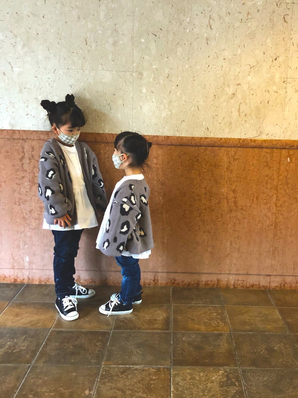 「秋冬コーデ、キッズコーデ、姉妹コーデ、姉妹オソロ、devirock、converse、6歳女の子、３歳女の子、レオパード、冬のコーデ」｜「devirockの総柄バルーン袖カーディガン（カーディガン/ボレロ、グレー系）」を使った、hiyokuruさん（キッズ・110cm）の冬コーディネートの1枚目の写真
