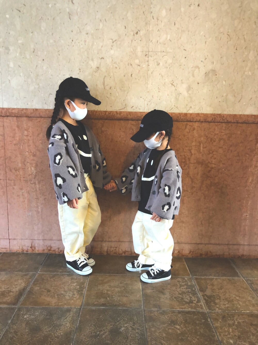 「キッズファッション、姉妹コーデ、姉妹オソロ、devirock、おそろいコーデ、レオパード、converse、DAISOキャップ、しまむらコーデ、映画館コーデ」｜「しまむらのアイテム（Tシャツ/カットソー、ブラック系）」を使った、hiyokuruさん（キッズ・110cm）の冬コーディネートの1枚目の写真