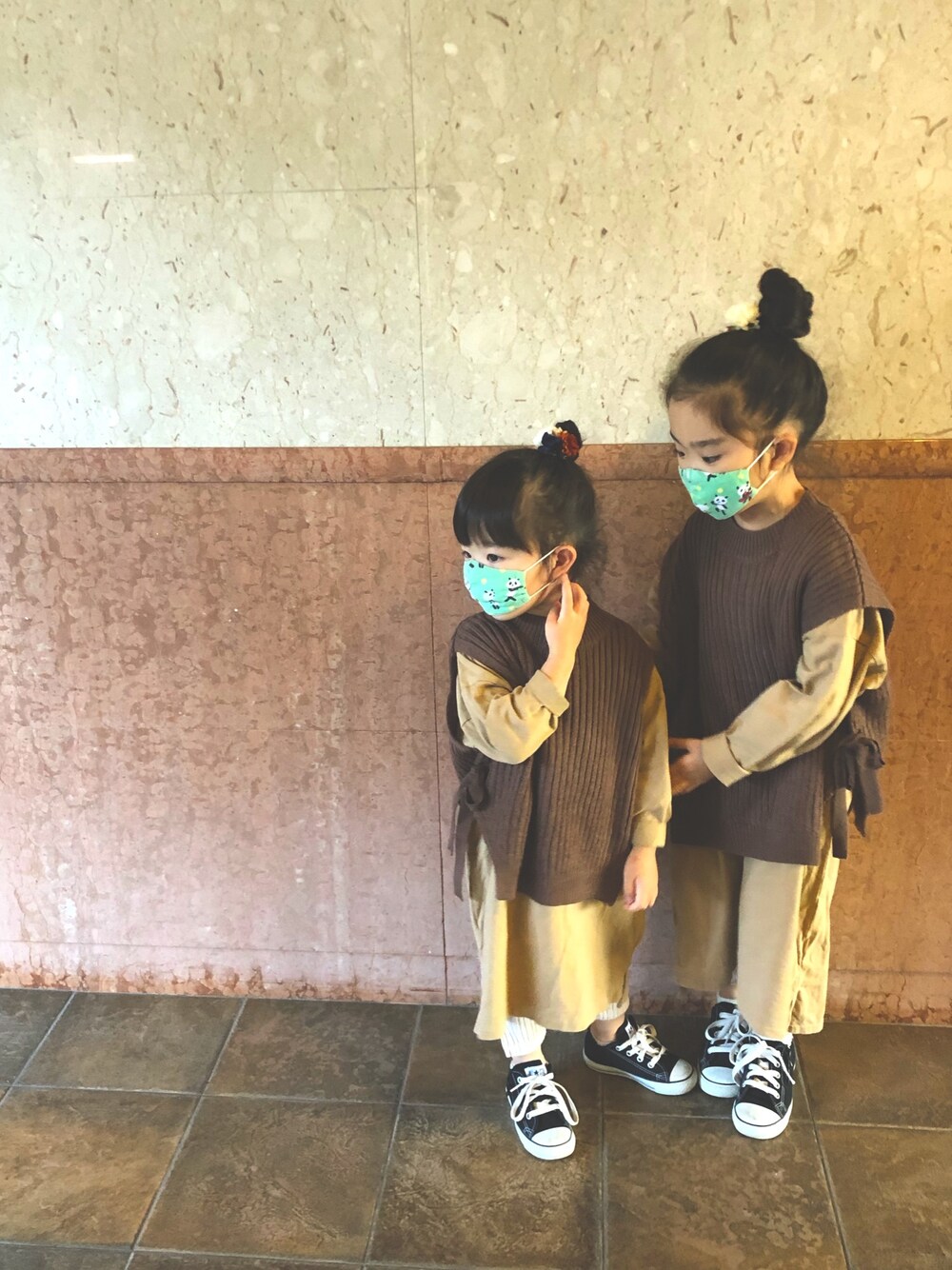 「姉妹コーデ、姉妹、姉妹オソロ、converse、devirock、ワンピース、ニットベスト、6歳女の子、３歳女の子、kids」｜「devirockのニットベスト＆長袖シャツセット（シャツ/ブラウス、ブラウン系）」を使った、hiyokuruさん（キッズ・110cm）の冬コーディネートの1枚目の写真