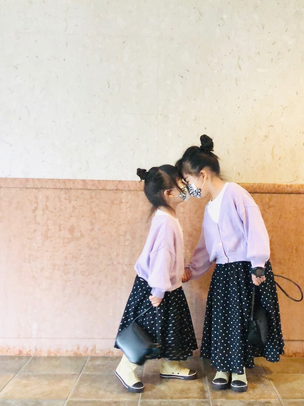 「おんなのこ、姉妹コーデ、姉妹オソロ、キッズファッション、プチプラ、小学生、GLOBAL WORK KIDS、GLOBAL WORK、GU、GUコーデ」｜「GLOBAL WORKの【キッズ】袖ボリュームショートカーディガン/866594（カーディガン/ボレロ、パープル系）」を使った、hiyokuruさん（キッズ・120cm）の春コーディネートの1枚目の写真