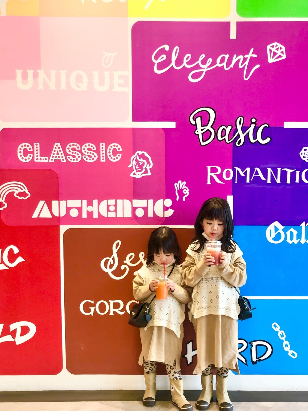 「姉妹、姉妹コーデ、姉妹オソロ、ベスト、converse、SM2、ワンピース、GLOBAL WORK KIDS、キッズファッション、kids」｜「Life Support ProductsのコットンUSAムジワンピース（80～160cm）（ワンピース、ブラウン系）」を使った、hiyokuruさん（キッズ・120cm）の春コーディネートの1枚目の写真